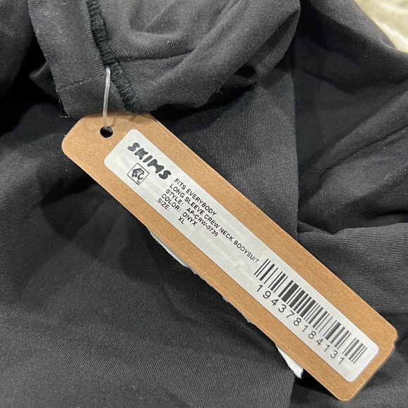 SKIMS  FITS EVERYBODY  LONG SLEEVE CREW NECK BODYSUIT - Picture 6 of 8